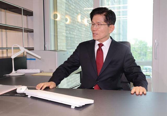 국민의힘 김문수 대선 후보가 8일 서울 영등포구 여의도 당사 대선 후보 사무실을 둘러보고 있다. 연합뉴스