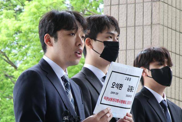 이선우 대한 의과대학·의학전문대학원학생협회 비상대책위원장이 9일 경기 과천의 정부과천청사 민원실 앞에서 교육부 차관과 의대교육지원관을 직권남용권리행사방해죄, 강요죄 등으로 고위공직자범죄수사처에 고발하기에 앞서 기자회견을 하고 있다. 뉴시스