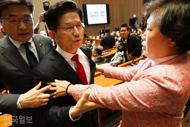 김문수 국민의힘 대선 후보가 9일 국회에서 열린 의원총회에서 입장 발표를 마친 뒤 퇴장하려하자 조배숙(오른쪽), 김대식 의원 등이 붙잡고 있다. 고영권 기자