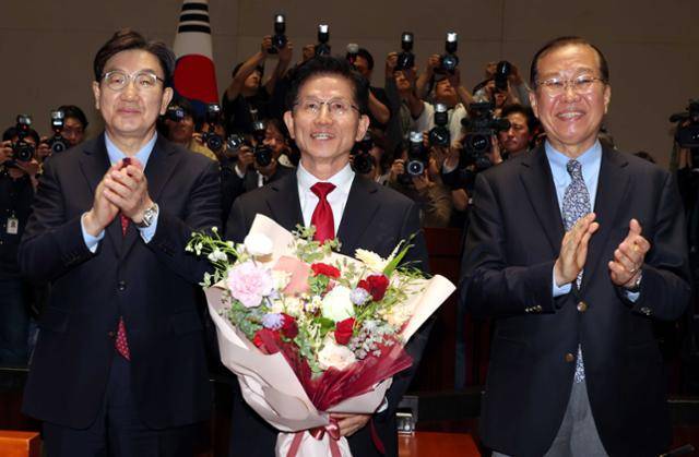 김문수(왼쪽에서 두번째) 국민의힘 대선 후보가 9일 국회에서 열린 의원총회에서 권영세(오른쪽) 비상대책위원장과 권성동 원내대표에게 꽃다발을 받고 기념촬영을 하고 있다. 뉴시스