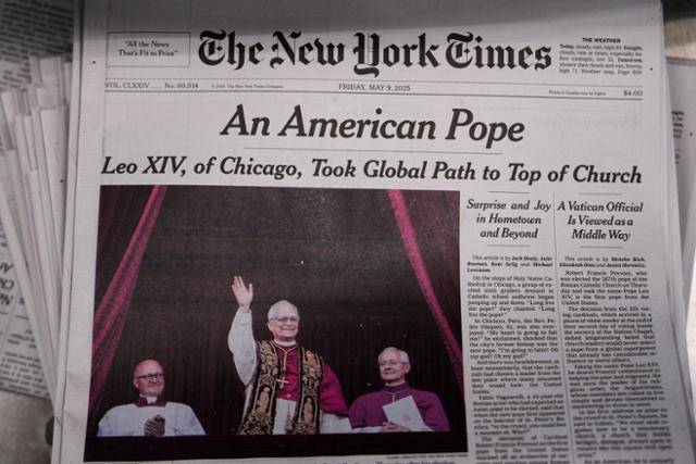 8일 미국 뉴욕에서 교황 레오 14세가 미국 최초로 교황으로 선출된 후 뉴욕타임스 2025년 5월 9일 자 1면이 컨베이어 벨트 옆에 놓여 있다. 뉴욕=로이터 연합뉴스