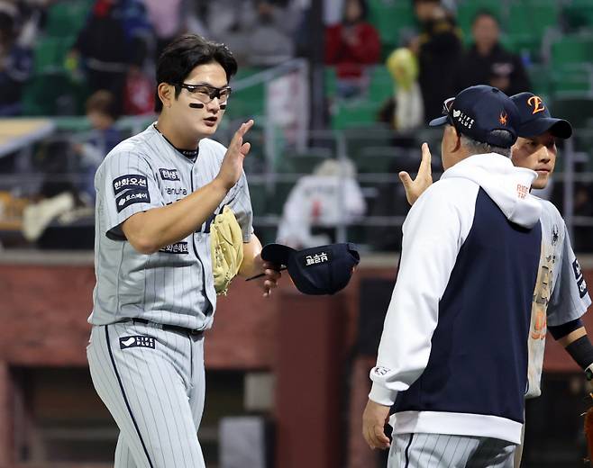 4월 17일 오후 인천 SSG 랜더스필드에서 열린 2025 프로야구 한화와 SSG경기. 한화가 4-2 승리했다. 경기 종료후 투수 김서현이 김경문 감독과 하이파이브하고 있다. 인천=정시종 기자 capa@edaily.co.kr