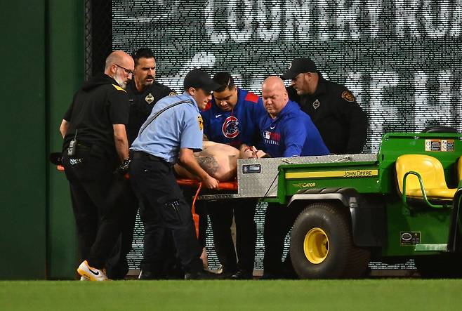 1일 미국 PNC파크에서 열린 피츠버그-시카고 컵스전 도중 6.4m 높이에서 떨어진 한 관중이 트랙터에 실려 옮겨지고 있다. AFP=연합뉴스