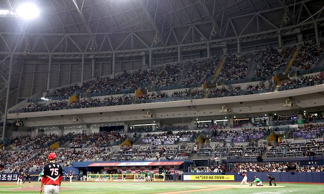 2025 KB0리그 프로야구 키움히어로즈와 KIA타이거즈의 경기가 7일 오후 서울 고척스카이돔에서 열렸다. 4경기 연속 매진을 기록한 경기장에 야구팬들이 경기를 즐기고 있다. 고척=김민규 기자 mgkim1@edaily.co.kr /2025.05.07/