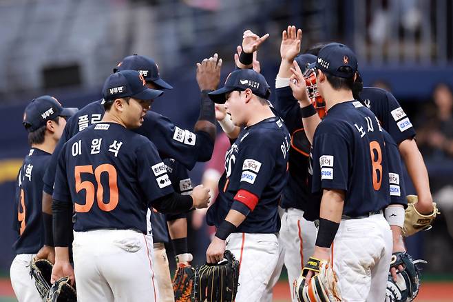 <yonhap photo-7272=""> 독수리 군단 26년 만에 10연승 (서울=연합뉴스) 신현우 기자 = 9일 서울 고척스카이돔에서 열린 프로야구 2025 신한 SOL 뱅크 KBO리그 한화 이글스와 키움 히어로즈의 경기. 7-5로 승리하며 26년 만에 10연승을 달성한 한화 선수들이 기뻐하고 있다. 2025.5.9 nowwego@yna.co.kr/2025-05-09 21:55:39/ <저작권자 ⓒ 1980-2025 ㈜연합뉴스. 무단 전재 재배포 금지, AI 학습 및 활용 금지></yonhap>