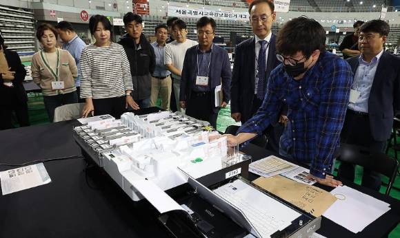 서울시교육감 보궐 선거를 하루 앞둔 지난해 10월 15일 오후 서울 송파구 올림픽핸드볼경기장에 마련된 개표소에서 개표사무원과 참관인이 분류기를 살펴보고 있다. [사진=연합뉴스]