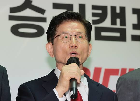 김문수 국민의힘 대선 후보가 9일 서울 여의도 대하빌딩 선거캠프에서 '북핵 억제력 강화' 공약을 발표하고 있다. [사진=연합뉴스]