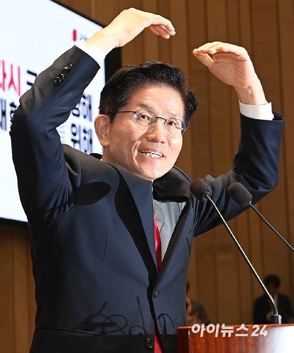 김문수 국민의힘 대선후보가 9일 서울 여의도 국회에서 열린 의원총회에서 인사말을 하던 중 머리 위로 하트를 만들어 보이고 있다. [사진=곽영래 기자]