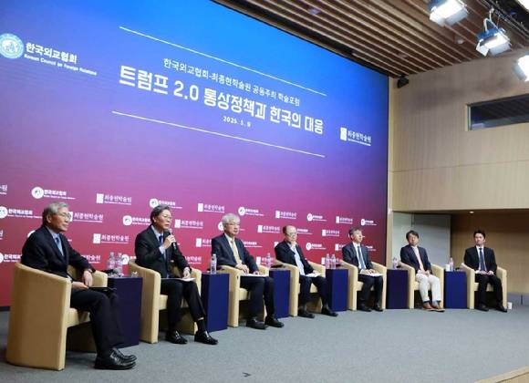 9일 최종현학술원이 한국외교협회와 함께 서울 강남구 한국고등교육재단 빌딩에서 개최한 '트럼프 2.0 통상정책과 한국의 대응' 포럼에서 한동만 전 주필리핀대사, 김창범 한국경제인협회 상근부회장, 이태호 전 외교부 제2차관(現 법무법인 광장 고문), 윤강현 전 주이란대사(現 법무법인 세종 고문), 이재민 서울대 법학전문대학원 교수, 김동조 현대자동차 상무, 양서진 SK하이닉스 부사장(왼쪽부터)이 토론하고 있다.  [사진=최종현학술원]