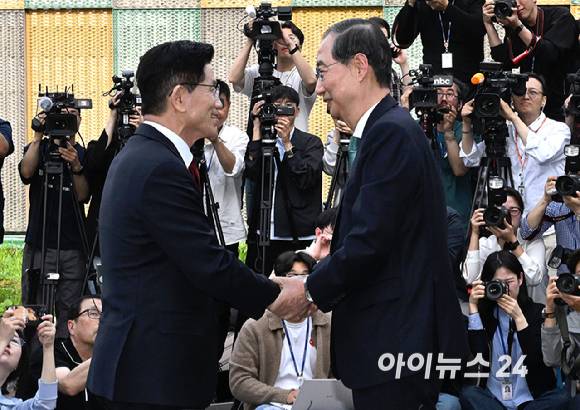 국민의힘 김문수 대선후보와 무소속 한덕수 대선 예비후보가 8일 서울 여의도 국회에서 후보 단일화와 관련해 회동하고 있다. [사진=곽영래 기자]