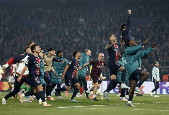 8일(한국시간) 챔피언스리그 결승에 진출한 뒤 환호하는 PSG 선수들. [로이터=연합뉴스]