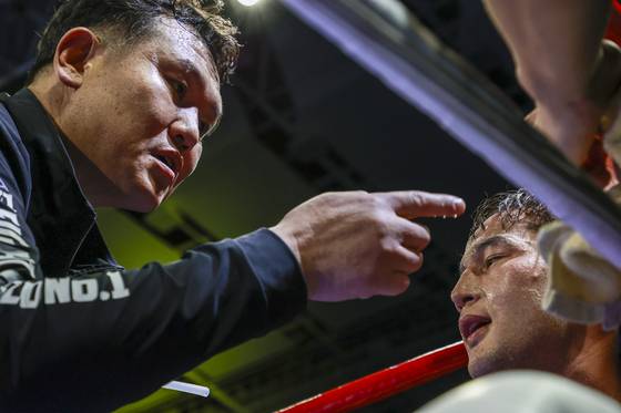 최시로(왼쪽)에게 코칭하는 최완일 FW1 대표. 사진 FW1