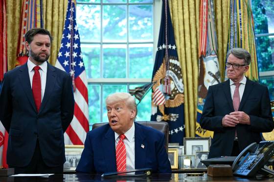 8일(현지시간) 미국 워싱턴 DC 백악관 오벌 오피스에서 도널드 트럼프 미국 대통령이 무역 관련 발표를 하고 있다. 트럼프 대통령 좌우에는 JD 밴스 미국 부통령(왼쪽)과 피터 맨델슨 주미 영국 대사(오른쪽)가 서있다. AFP=연합뉴스