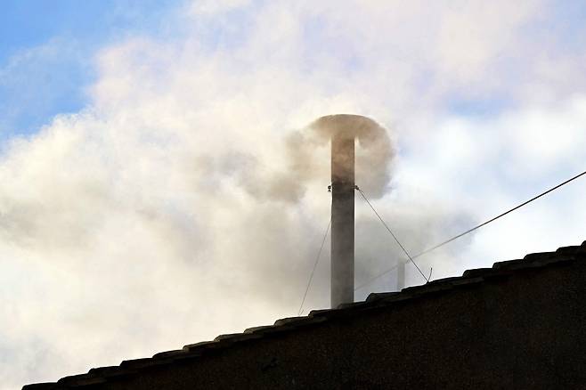 8일(현지시간) 바티칸에서 새 교황을 선출하는 콘클라베가 열리는 동안 새 교황을 선출했음을 알리는 시스티나 성당의 굴뚝에서 하얀 연기가 피어오르고 있다. AFP=연합뉴스