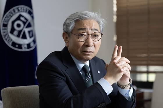 윤동섭 연세대학교 총장이 지난달 25일 오후 서울 연세대 신촌캠퍼스에서 중앙일보와 인터뷰를 하고 있다. 전민규 기자