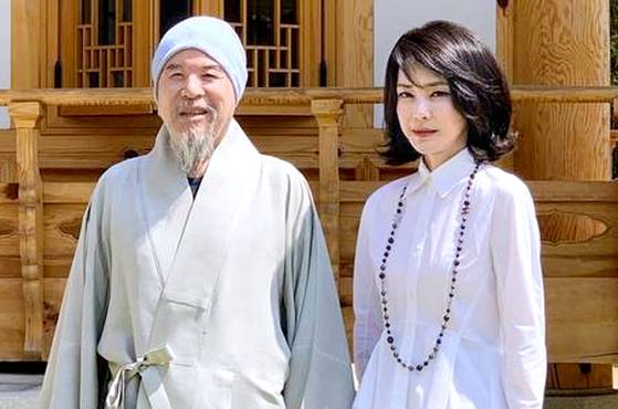 윤석열 대통령 당선인의 부인 김건희 여사가 지난달 26일 서울 강남구 봉은사를 방문해 대한불교조계종 전 총무원장인 자승스님을 비공개로 만났다고 김 여사 측 인사가 4일 밝혔다. [사진 김건희 여사 측 제공]