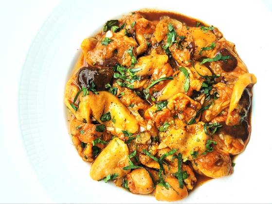 초여름이 제철인 멍게로 만든 세비체. 멍게 고유의 풍미를 즐길 수 있다. 사진 신혜원