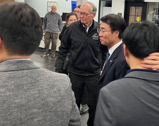 6일(현지시간) 미국 인디애나 주 웨스트라피엣 시의회가 SK하이닉스가 요청한 첨단 HBM 패키징 부지 재선정을 가결한 결과가 나오자 마크 룬드스트롬 퍼듀대학 컴퓨터공학과 석좌교수(가운데)와 김능구 SK하이닉스 부사장(오른쪽)이 미소짓고 있다. [사진 Dave Bangert / Based in Lafayette]