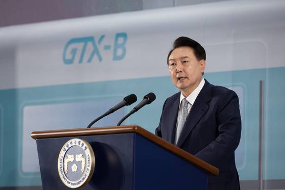 윤석열 전 대통령이 지난해 3월 7일 인천시 송도컨벤시아에서 열린 수도권광역급행철도(GTX) B노선 착공기념식에서 기념사를 하고 있다. 대통령실