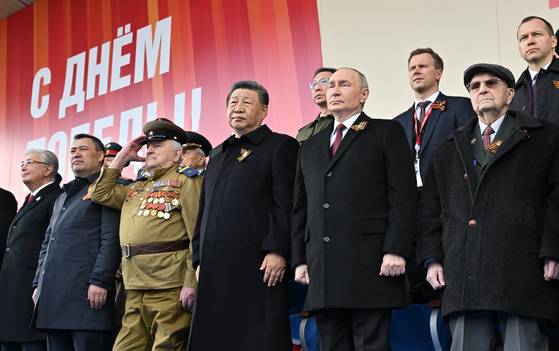 블라디미르 푸틴 러시아 대통령(오른쪽에서 둘째)과 시진핑 중국 국가주석(가운데)이 9일(현지시간) 러시아 모스크바 붉은광장에서 열린 전승절 80주년 기념 열빙식에 참석하고 있다. EPA=연합뉴스