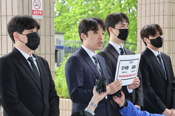 이선우 대한의과대학·의학전문대학원학생협회(의대협) 비대위원장이 9일 정부과천청사 고위공직자범죄수사처에 교육부 오석환 차관과 김홍순 의대교육지원관을 직권남용권리행사방해죄, 강요죄 등으로 고발하기에 앞서 기자회견을 하고 있다.연합뉴스