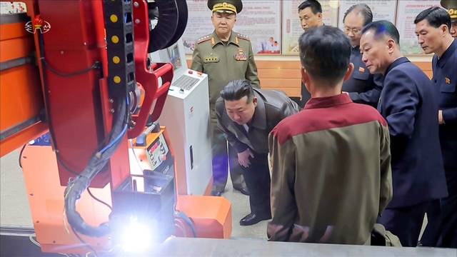 ▲ 김정은 북한 국무위원장이 제2경제위원회 산하 중요 군수기업소들을 현지지도하며 포탄생산 및 기계공업부문 실태를 료해(파악) 했다고 조선중앙TV가 7일 보도했다. 김 위원장이 포탄종합생산기업소 내 자동화 용접 설비를 가까이 몸을 숙여 살펴보고 있다. [조선중앙TV 화면]