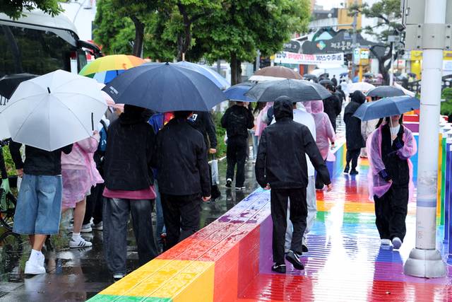 ▲ 제주도에 호우특보가 내려진 9일 오전 제주시 산지천 인근에서 수학여행 온 학생들이 우산을 쓰고 이동하고 있다. 2025.5.9 연합뉴스