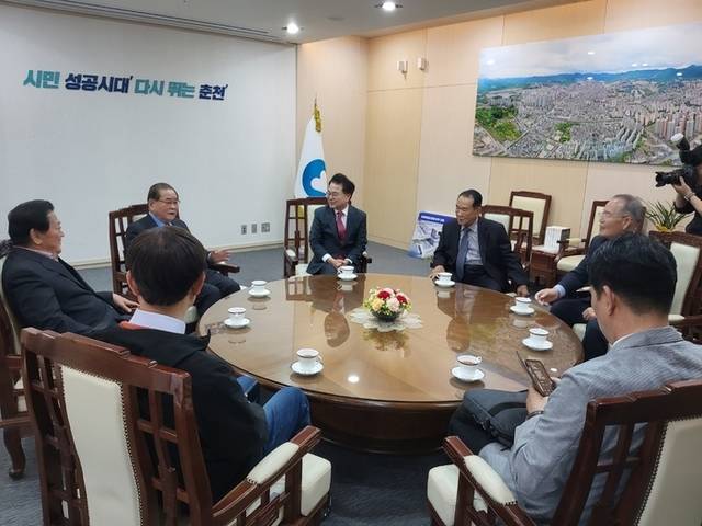 ▲ 이종찬 광복회장이 9일 춘천시청에서 특강을 갖기 전 육동한 춘천시장, 류종수 전 춘천시장 등과 면담을 가졌다.