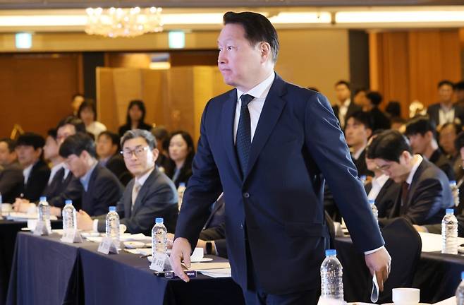 최태원 대한상공회의소 회장이 9일 서울 중구 롯데호텔 사파이어볼룸에서 열린 대한민국 AI 정책 포럼에 참석해 개회사를 하기 위해 단상으로 향하고 있다. /이솔 기자