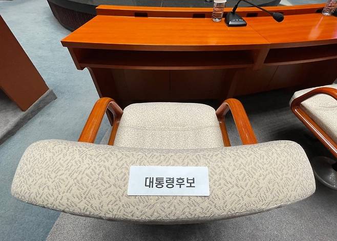 9일 국민의힘 의원총회가 열리는 서울 여의도 국회 예결위 회의장에 김문수 대선 후보의 자리가 마련돼 있다. /사진=연합뉴스