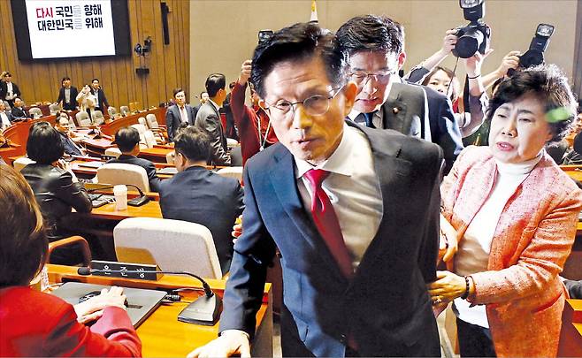 < 말리는 의원들 뿌리치고 퇴장 > 김문수 국민의힘 대선 후보가 9일 국회에서 열린 국민의힘 의원총회에서 “강제 단일화에 반대한다”고 발언한 뒤 의총장을 떠나려고 하자 조배숙 의원이 말리고 있다.  /강은구 기자