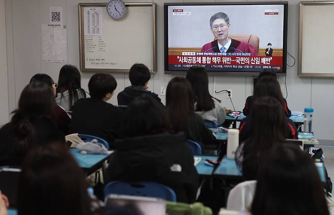 지난달 4일 오전 경남 창원의 한 고등학교에서 1학년 학생이 한국사 시간에 ‘윤석열 대통령 탄핵 심판 선고’ 생방송을 지켜보고 있다. 연합뉴스
