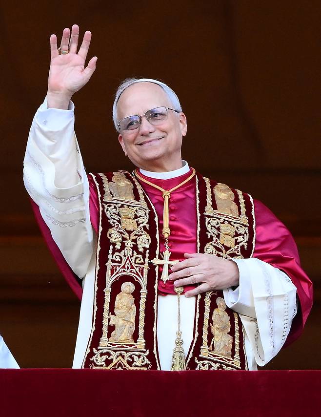 267대 가톨릭 교황으로 선출된 레오 14세가 8일(현지시간) 성베드로성당 발코니에서 군중에게 인사하고 있다. EPA연합뉴스