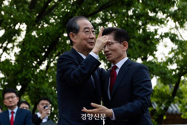 지난 8일 오후 김문수 국민의힘 대선 후보와 한덕수 무소속 대선 예비후보가 국회 사랑재 카페에서 공개회동을 하고 있다. 박민규 선임기자