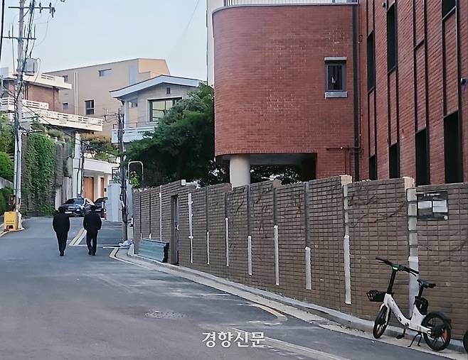 8일 오전 5시30분 서울경찰청 기동대 인력 2명이 교대를 위해 서울 종로구 신문로 한덕수 후보의 자택으로 향하고 있다. 유선희 기자