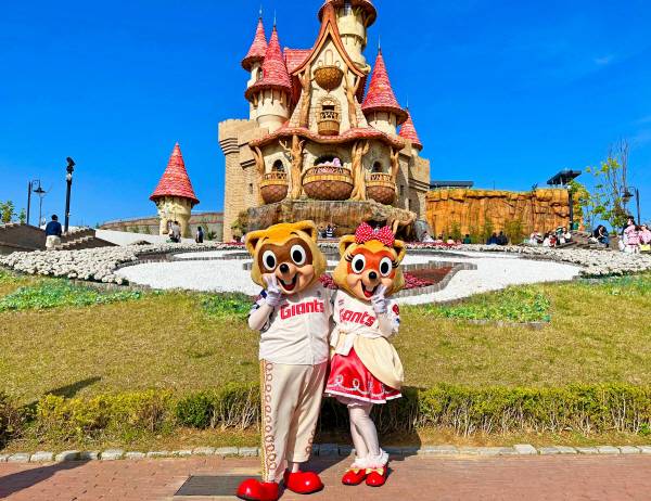 롯데자이언츠 유니폼을 입은 로티와 로리. 롯데월드 어드벤처 부산 제공