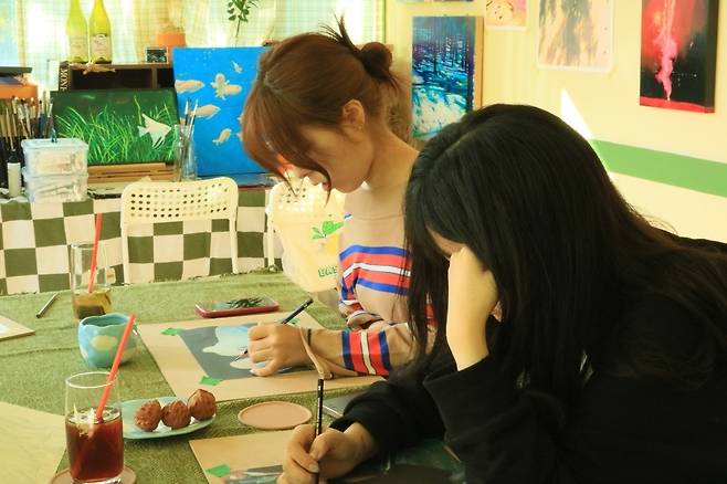 Particiapants of the dopamine detox meetup "Blank Space" work on their paintings. [SEOL HAK-YEONG]