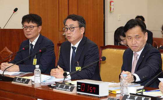 SK Telecom CEO Ryu Young-sang answers questions on the recent SKT hack at the National Assembly building in Yeouido, western Seoul, on May 8. [YONHAP]