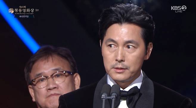 Actor Jung Woo-sung attends the 45th Blue Dragon Film Awards held at the KBS Hall in Yeouido, western Seoul, on Nov. 29, 2024. [SCREEN CAPTURE]