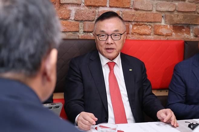 체코 현지에서 기자간담회 중인 황주호 한국수력원자력 사장. 산업통상자원부 공동취재단&nbsp;