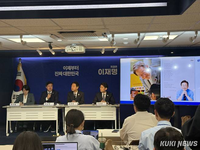 박상혁 민주당 의원이 9일 오전 민주당 중앙당사에서 선거 홍보물을 소개하고 있다. 송금종 기자