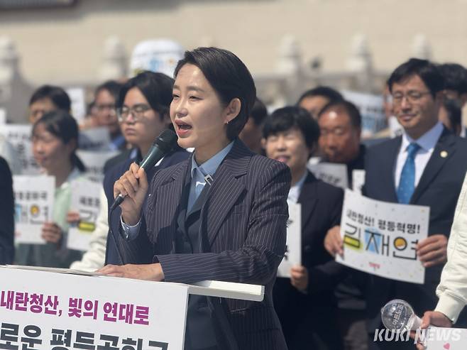 김재연 진보당 상임대표가 4월8일 오후 서울 광화문 월대 앞에서 21대 대선출마 기자회견을 하고 있다. 송금종 기자&nbsp;