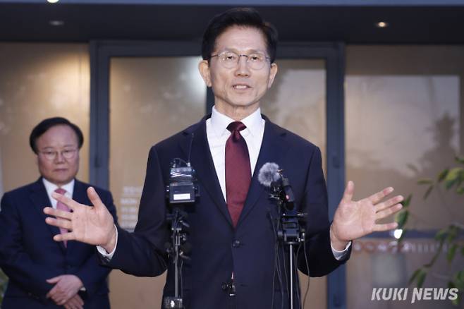 김문수 국민의힘 대선후보가 5월7일 서울 종로구의 한 식당에서 한덕수 무소속 대선 예비후보와 후보 단일화 관련 회동을 마친 후 취재진의 질문에 답하고 있다. 곽경근 대기자&nbsp;