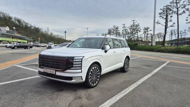 현대자동차 준대형 스포츠유틸리티차(SUV) 팰리세이드 하이브리드의 외관. 전면을 가로로 길게 뻗은 두꺼운 선 5개를 쌓아놓은 것처럼 디자인했다. 이용상 기자