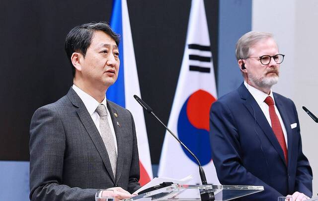 안덕근 산업통상자원부 장관(왼쪽)이 지난 7일 프라하 체코 총리실에서 페트르 피알라 체코 총리를 비롯한 한국과 체코 정부 대표단이 참석한 가운데 열린 한ㆍ체코 원전산업 협력 약정(Arrangement) 체결식에서 약정서에 서명한 뒤 발언하고 있다. 산업통상자원부 제공