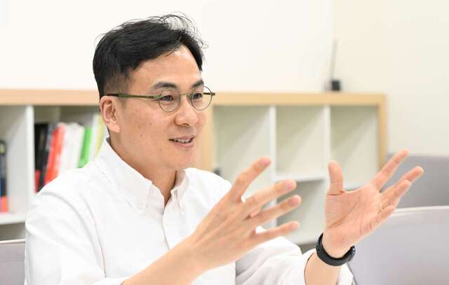 최인욱 중고나라 대표가 지난달 23일 서울 강남구 중고나라 회의실에서 중고시장에 대해 이야기하고 있다. 최 대표는 “중고나라에는 무엇이든 올리는 사람이 있고, 그 물건을 사는 다음 주인이 있다. 그 만남이 이뤄지는 곳”이라며 “20년간 쌓아온 신뢰를 기술과 데이터로 증명해 나갈 것”이라고 말했다. 권현구 기자