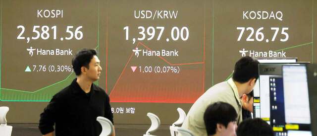 서울 중구 하나은행 본점 딜링룸에서 딜러들이 8일 업무를 보고 있다. 이날 코스피는 전 거래일보다 5.68포인트(0.22%) 오른 2579.48로 거래를 마쳤다. 원·달러 환율은 1.4원 내린 1396.6원으로 주간 거래를 마감했다. 뉴시스