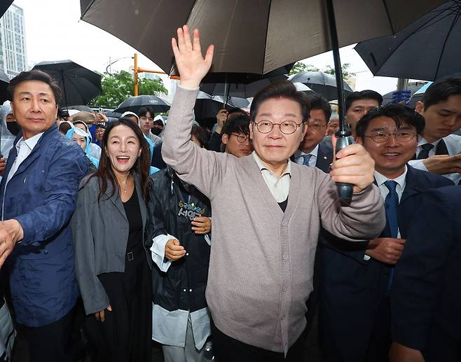 더불어민주당 이재명 대선 후보가 제3차 골목골목 경청투어로 경북지역 방문에 나선 9일 경북 경주시 한 거리에서 주민들에게 인사하고 있다. 연합뉴스