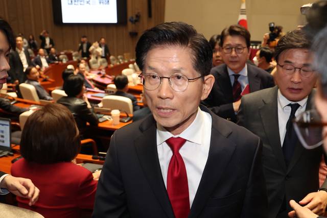 국민의힘 김문수 대선 후보가 9일 서울 여의도 국회에서 열린 의원총회에서 권영세 비상대책위원장이 단일화를 압박하는 발언을 하고서 퇴장하자 바로 이어 의총장에서 나가고 있다. 연합뉴스