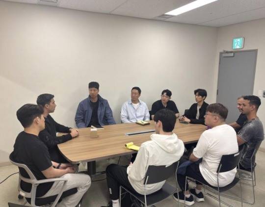 코치진과 대화하는 라미레스 남자배구 대표팀 감독(왼쪽에서 2번째). 사진[연합뉴스]